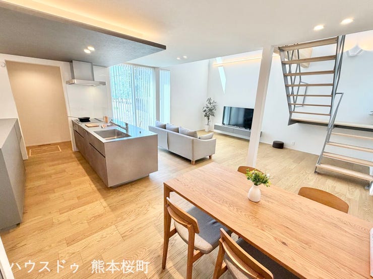 ■安らぎと笑顔の中心地■陽光が優しく降り注ぎ、会話が自然と弾む。ここでは、毎日が特別な時間へと変わります。