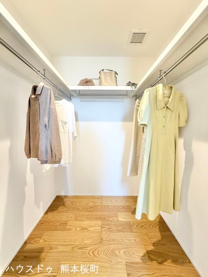 ■2階6.5帖洋室WIC■衣類から小物まで一ヶ所に集約。整理整頓がしやすく、毎日のコーディネートが楽しくなるゆとりの収納です。