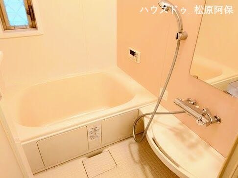 1日の疲れを心地よく癒やしてくれる、シンプルで使い勝手の良いバスルームです。
大きめの窓から効率よく湿気を逃がすことができるため、日頃のカビ対策やお掃除もラクラクです。