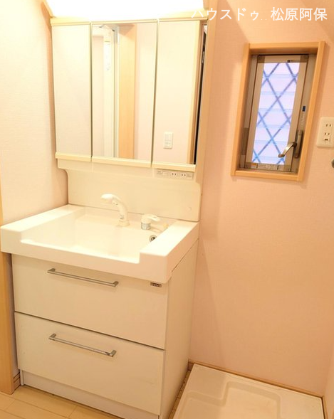 使い勝手の良いシンプルなシャワー付き洗面化粧台
無駄のないすっきりとした洗面台です。
洗濯機置き場の横には小窓が配置されており、湿気がこもりがちな洗面室を常に衛生的に保てます。
