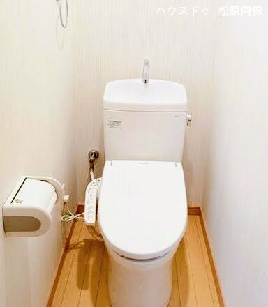 自然光が差し込む明るくクリーンなトイレ空間
小窓から自然な風を採り入れることができ、いつでもスムーズに換気が行えます。
白を基調とした清潔感のある内装で、毎日気持ちよくお使いいただける仕様です。