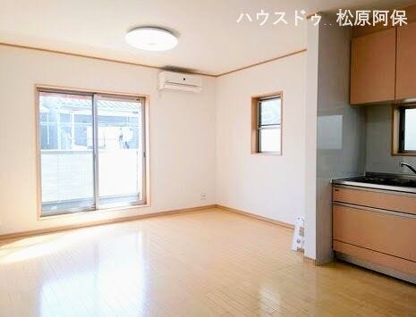 2面採光で明るく風通しの良い快適リビング
家具のレイアウトがしやすい無駄のない四角い空間設計が特徴です。
心地よい光が差し込み、ご家族みんながゆったりとリラックスして過ごせる憩いの場となります。