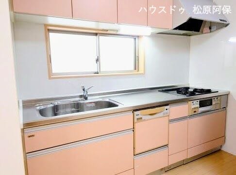 上下に豊富な収納棚を備えており、調理器具や食器類をスッキリと片付けることができます。
窓が近くに配置されているため、調理中の換気や匂い抜きもスムーズに行えて快適です。