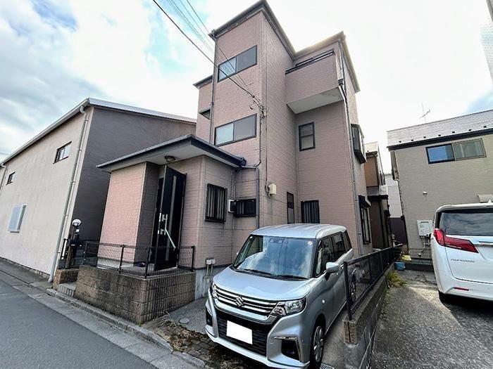 【外観】
外壁・屋根のリフォーム実施予定で、気持ちよく新生活を始めやすい住まい。駐車スペース付きでお車をお持ちのご家庭にも便利です。