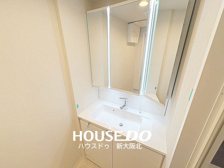 ■嬉しい三面鏡の洗面台!
■三面鏡は鏡の角度を変えることで様々な角度からメイクやヘアスタイルを確認することができるので、整容もはかどります!