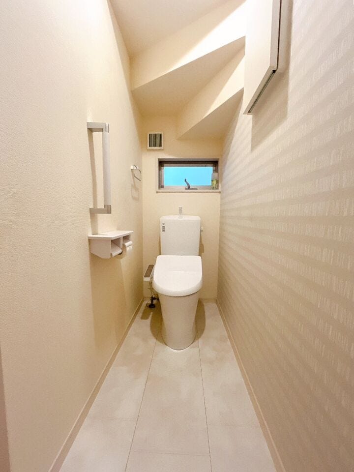 【温水洗浄器付きトイレ 】
温水洗浄器付きのトイレは、便座を暖かく保てるため、冬場でも座ったときにヒヤッとせず快適に使用できます!
ペーパーの使用量の削減にもなるため経済面でもメリットがあります♪