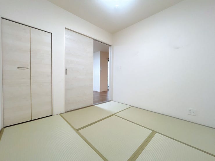 【和室】
畳は客間・寝室・食事など様々な用途で使用することができ、湿度調整にも優れています!
柔らかな肌ざわりと木の香りが心をほぐし、和室ならではの落ち着きと安らぎに満ちた空間を生み出します♪