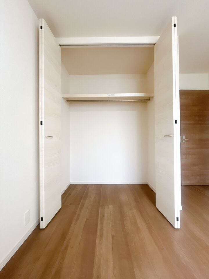 【収納】
扉付きのクローゼットは中身をしっかり隠せるため、生活感を抑えお部屋全体をすっきりと見せることができ、急な来客時にも安心です♪
さらに棚付きの収納があることで、細かな物も整理できます!