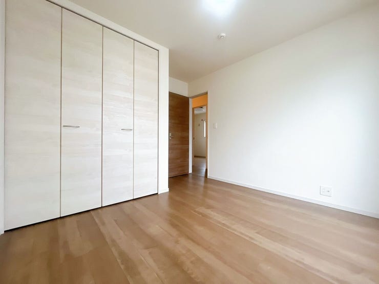 【洋室】
広々としたお部屋は家具の配置やインテリアデザインがしやすく、自分好みの居心地の良い空間を作れます♪
ソファやテレビ台を設置して家族や友人とくつろげるセカンドリビングスペースにもなります!