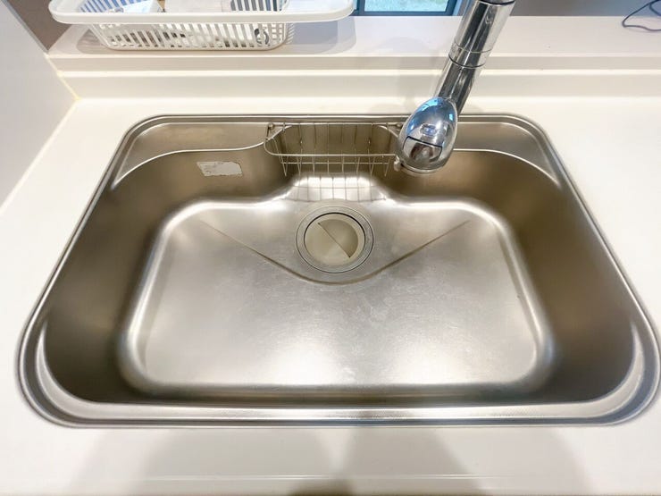 【シンク】
深めの設計のシンクは水撥ねがしづらく、食器類を多く置けるため毎日の洗い物のストレスを軽減します♪
さらに高めの位置に水栓があるため、大きなフライパンやまな板も洗いやすいです♪
