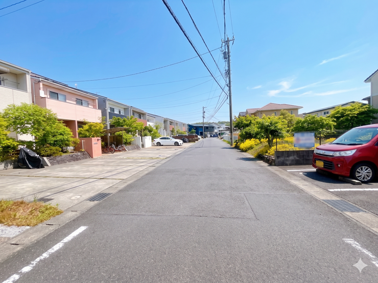 【前面道路】
前面道路が広いため運転がしやすく、日々の交通ストレスが軽減されます!
また家の前が建物などで遮られることがなく、日当たりが良くなり、家全体が明るい印象を受けます!