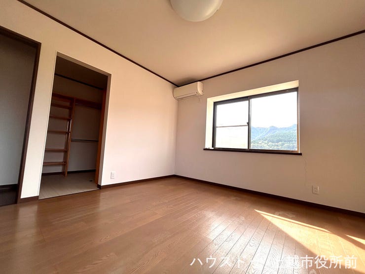 2階:洋室8帖