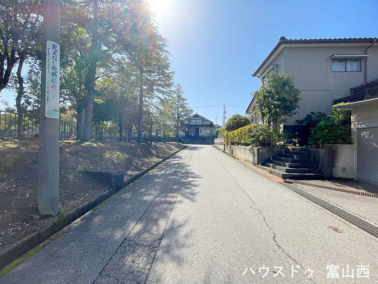 東側前面道路 南に向いて撮影