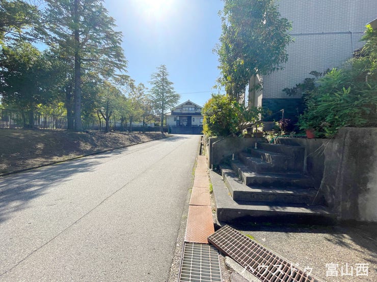 前面道路 北側から南方向を撮影