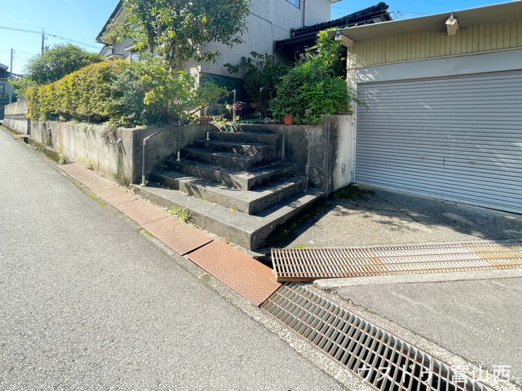 階段を登った先に玄関があります