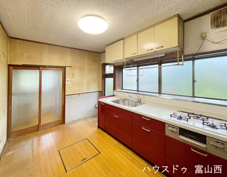 窓が多く明るい雰囲気 奥の扉は洗面所・お風呂につながります