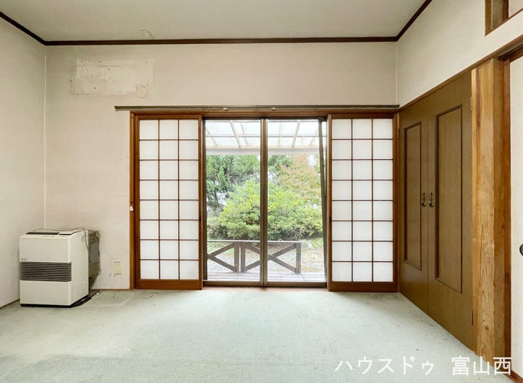 窓から庭を望めます