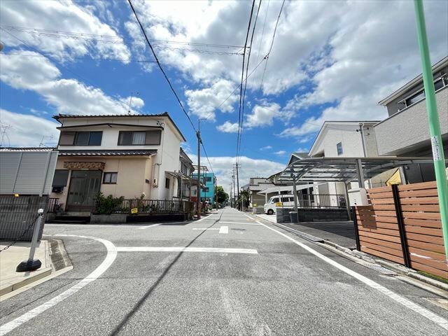 幅員約5mの前面道路です。車がすれ違える道幅です。車1台とベビーカーですれ違っても余裕のある道幅は安心ですね。