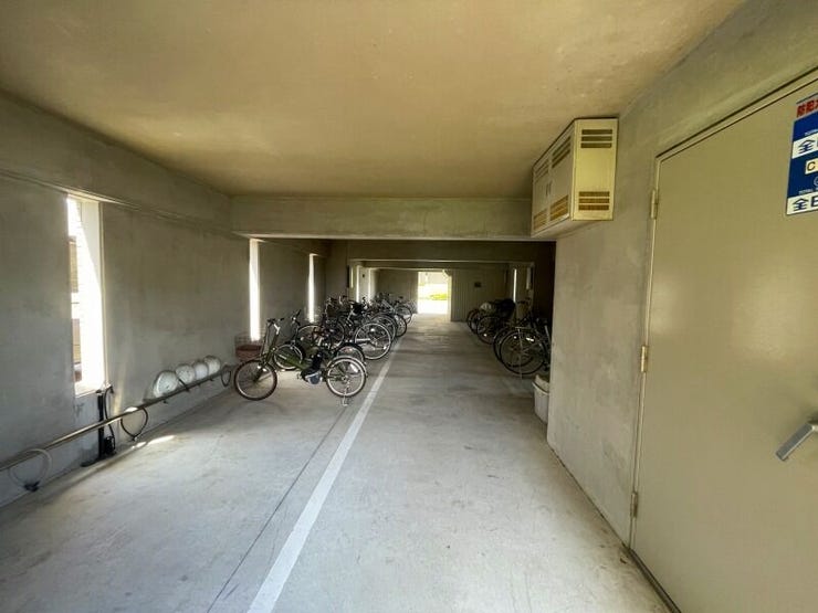 【parking area for bicycles】
お天気関係なく安心な屋内駐輪場です。
ゆったり停めれます♪