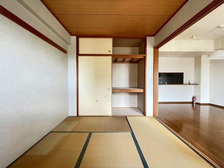 【japanese-style room】
採光の良い和室はのんびりと寛げる空間♪客間として、お子様のお昼寝スペースとしてお使いいただけますね。