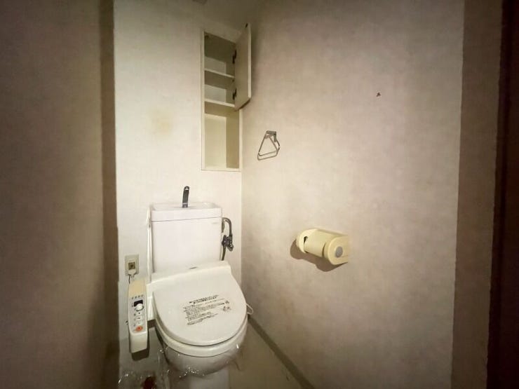 【toilet】
ウォシュレット機能付きトイレです。
タオルリングやペーパーホルダーも完備です♪