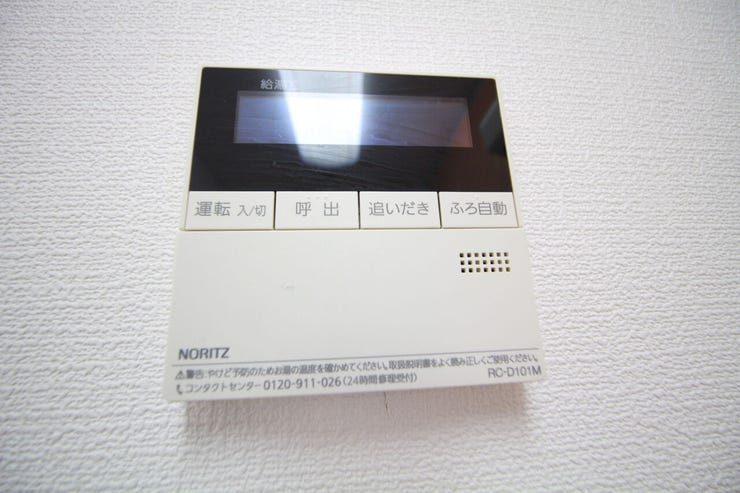 【給湯器リモコン】キッチンからお風呂のお湯張りが出来て便利です。