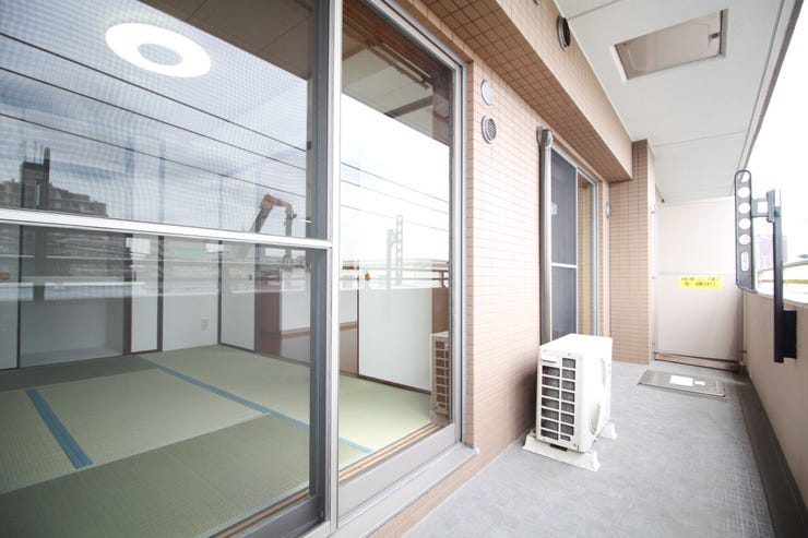 二部屋続きのバルコニーは洗濯物のほかに布団も干せるうれしい広さがあります。