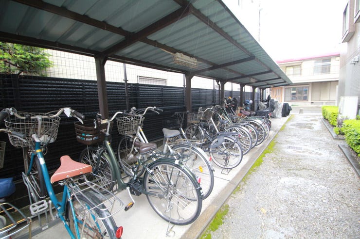 【駐輪場】広さがしっかり確保された、敷地内駐輪場。屋根付きで雨や風から守ってくれます。