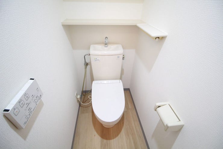 いつも清潔なスペースであってほしいのが毎日使うトイレです。掃除がしやすいのはもちろん、落ち着けるスペースにしたいですね。