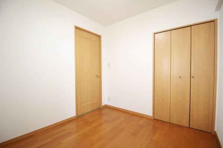 使いやすい収納付きの洋室は、家具の配置もしやすく、暮らしやすさを重視したシンプルな空間です。