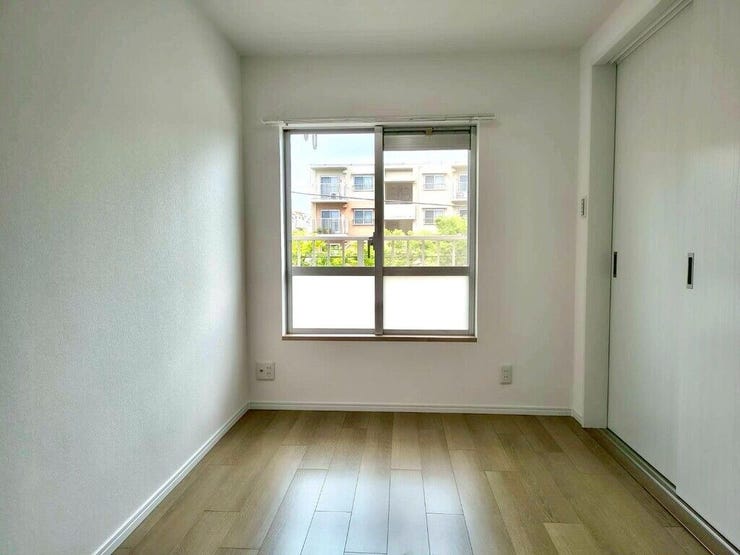 【Bedroom】ベッドとデスクを置いてもゆとりのある、使い勝手の良い広さの洋室です。