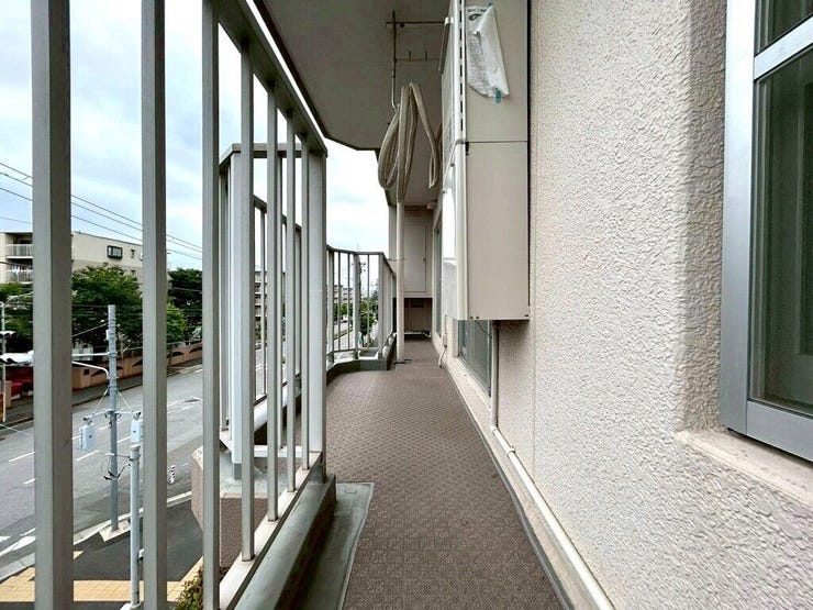 【Balcony】日当たりの良いバルコニーはお洗濯物がしっかり乾きやすく、毎日の家事にも重宝します。