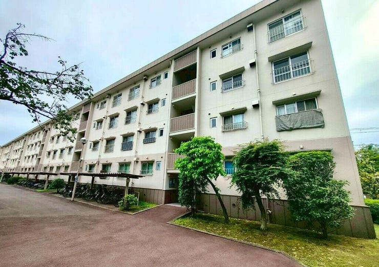 【Exterior】落ち着いた色合いの外観が街並みに馴染む、シンプルで親しみやすいマンションです。