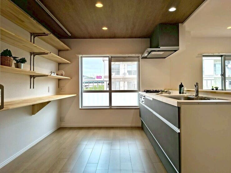【kitchen】大きなカウンターと十分な収納で、日々の料理が快適に進みます。