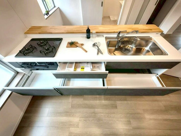 【kitchen】広めのキッチンは料理のしやすさを追求した設計。収納も豊富で作業がしやすい空間です。