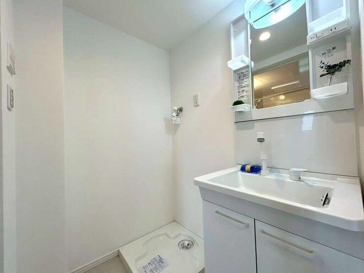 【Washroom】すっきりとしたデザインで、毎日の生活が快適に。収納も豊富な洗面所です。