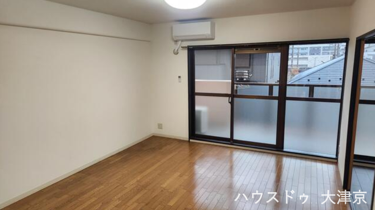 【リビング】
陽当たり良好な東向きバルコニーに面した、明るく開放的なリビング
