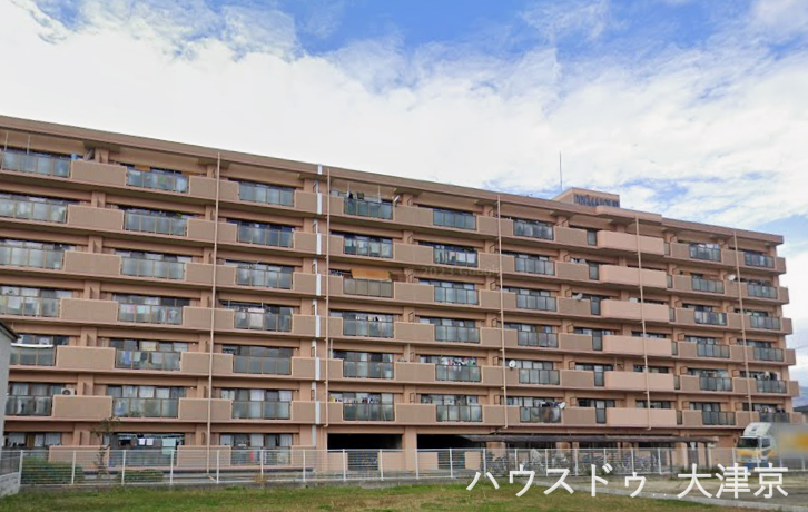 どっしりとした佇まいで重厚感溢れるマンション