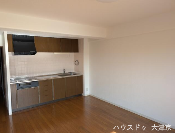 落ち着いた木目調のシステムキッチンで、スタイリッシュな空間