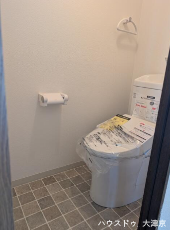 落ち着いた印象のフロアタイルとシンプルな壁紙がおしゃれ