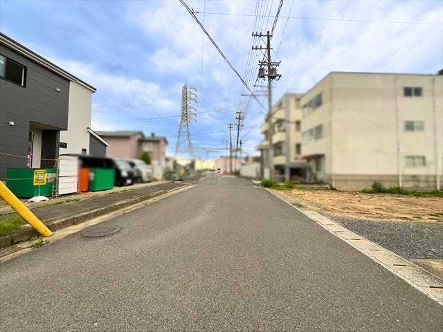北側の前面道路、幅員約9.2mです。広々としていて、街並みが開放的で圧迫感がありません。
(2026年6月21日 撮影)