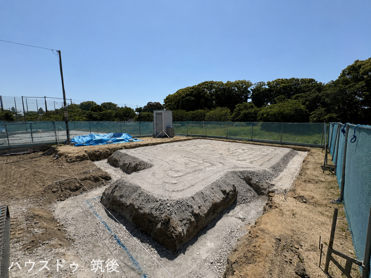 別角度からの現地写真です。建物の配置や形状に沿って、しっかりと地面が整えられている様子が確認できます。家づくりの最も重要と言える土台部分の施工プロセスを、ぜひ現地で実際にご覧ください。