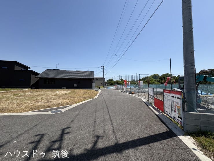 新しくきれいに舗装された前面道路。約6.0mの幅員があるため、視界がひらけており、バックでの駐車や対向車とのすれ違いも焦らずスムーズに行えます。実際の広さをぜひ現地でお確かめください。
