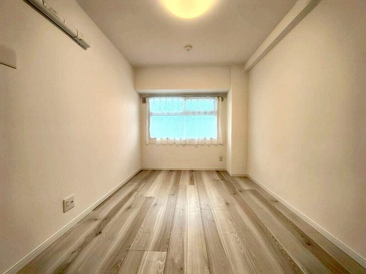 【Bedroom】ベッドとデスクを置いてもゆとりのある、使い勝手の良い広さの洋室です。