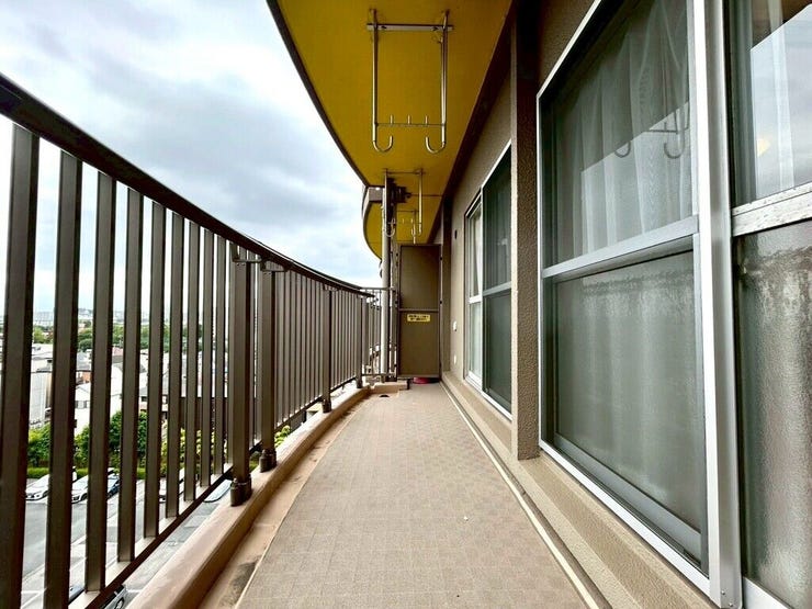 【Balcony】日当たりの良いバルコニーはお洗濯物がしっかり乾きやすく、毎日の家事にも重宝します。
