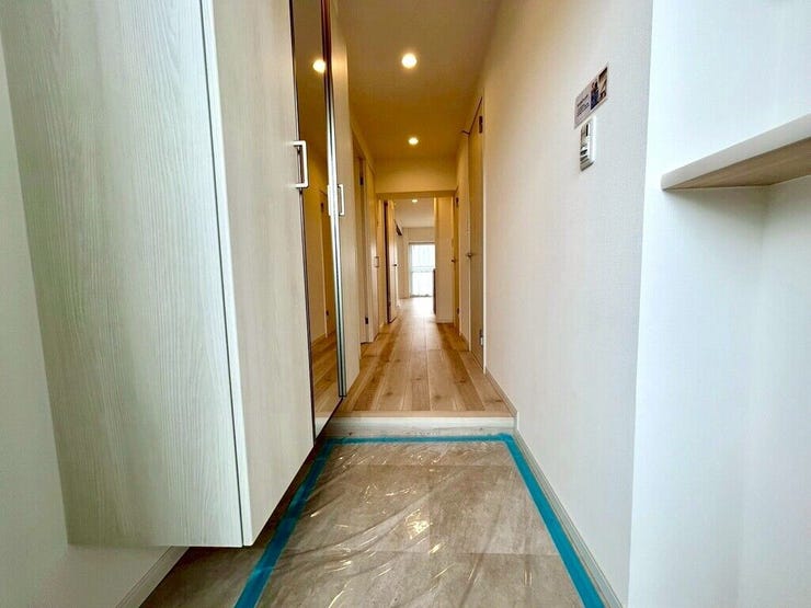 【Entrance】明るく清潔感のある玄関が、毎日の帰宅を心地よく迎えてくれます。