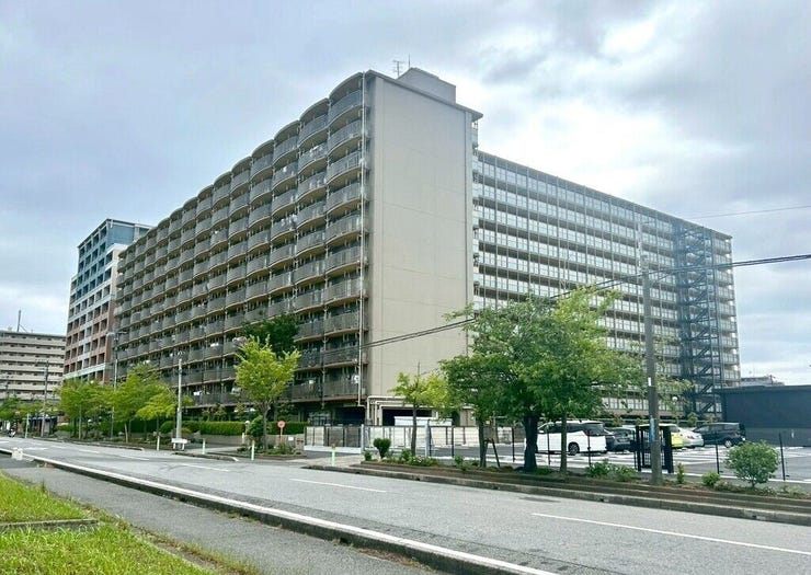 【Exterior】落ち着いた色合いの外観が街並みに馴染む、シンプルで親しみやすいマンションです。