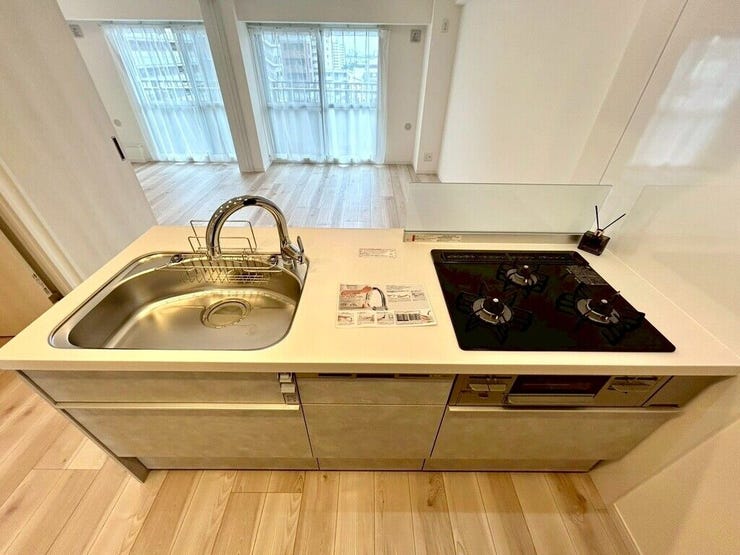 【kitchen】広めのキッチンは料理のしやすさを追求した設計。収納も豊富で作業がしやすい空間です。