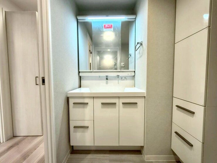 【Washroom】毎朝の準備がスムーズに。広めの洗面台と収納が使いやすい洗面所です。