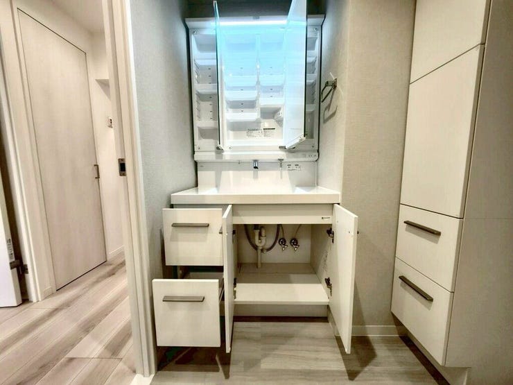 【Washroom】壁付け水栓でカウンターまわりが広々。洗面スペースがより快適になります。